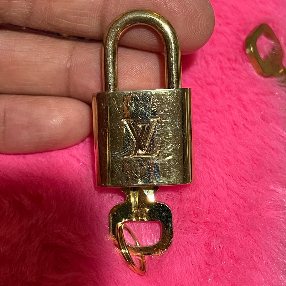 Authentic louis vuitton 312 lockset